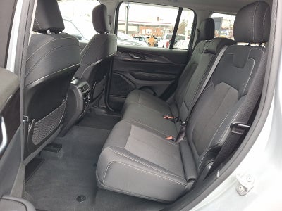 2023 Jeep Grand Cherokee Laredo 4x4 4WD