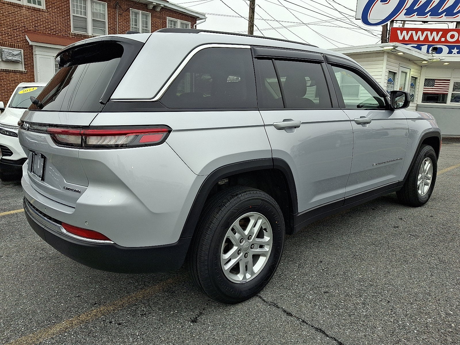 2023 Jeep Grand Cherokee Laredo 4x4 4WD