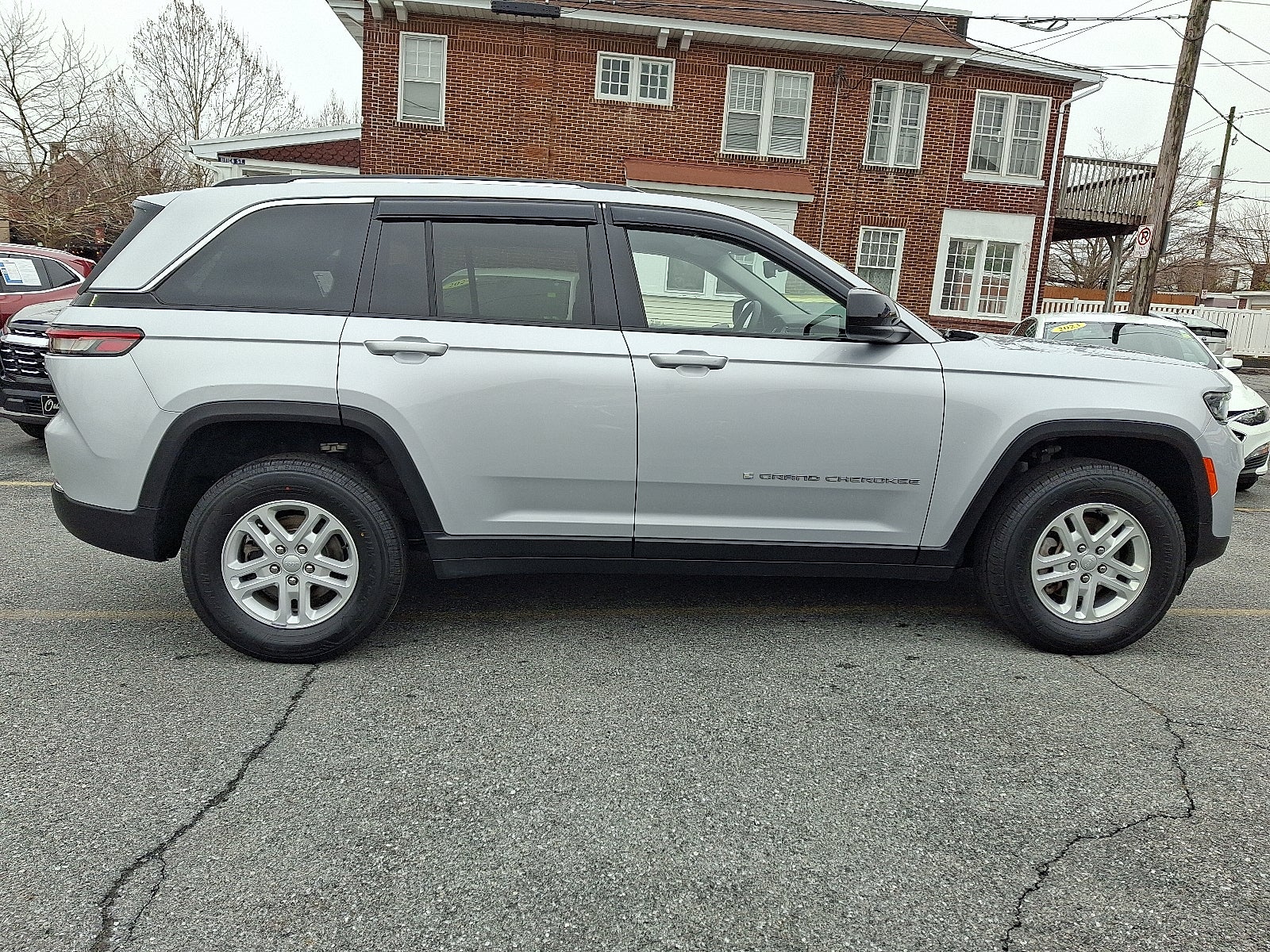 2023 Jeep Grand Cherokee Laredo 4x4 4WD