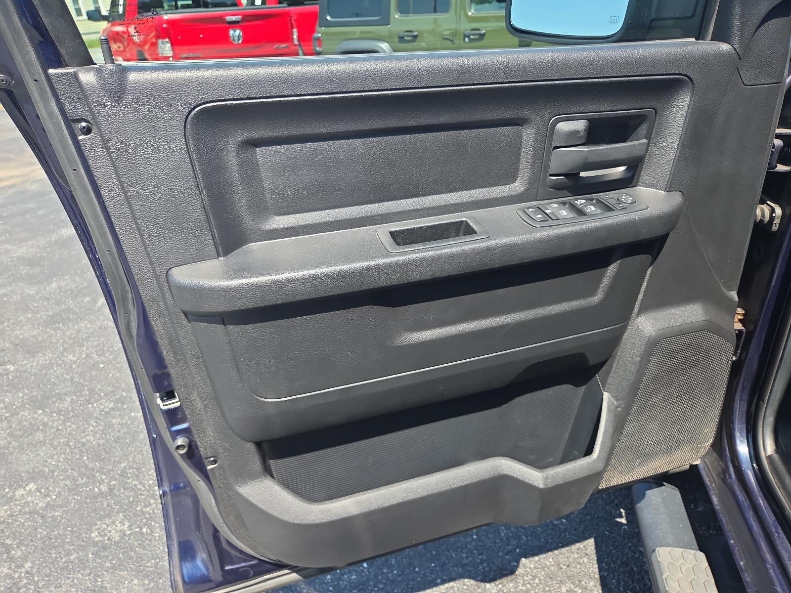 2014 RAM 1500 4WD Crew Cab 5.7 Ft Box Express