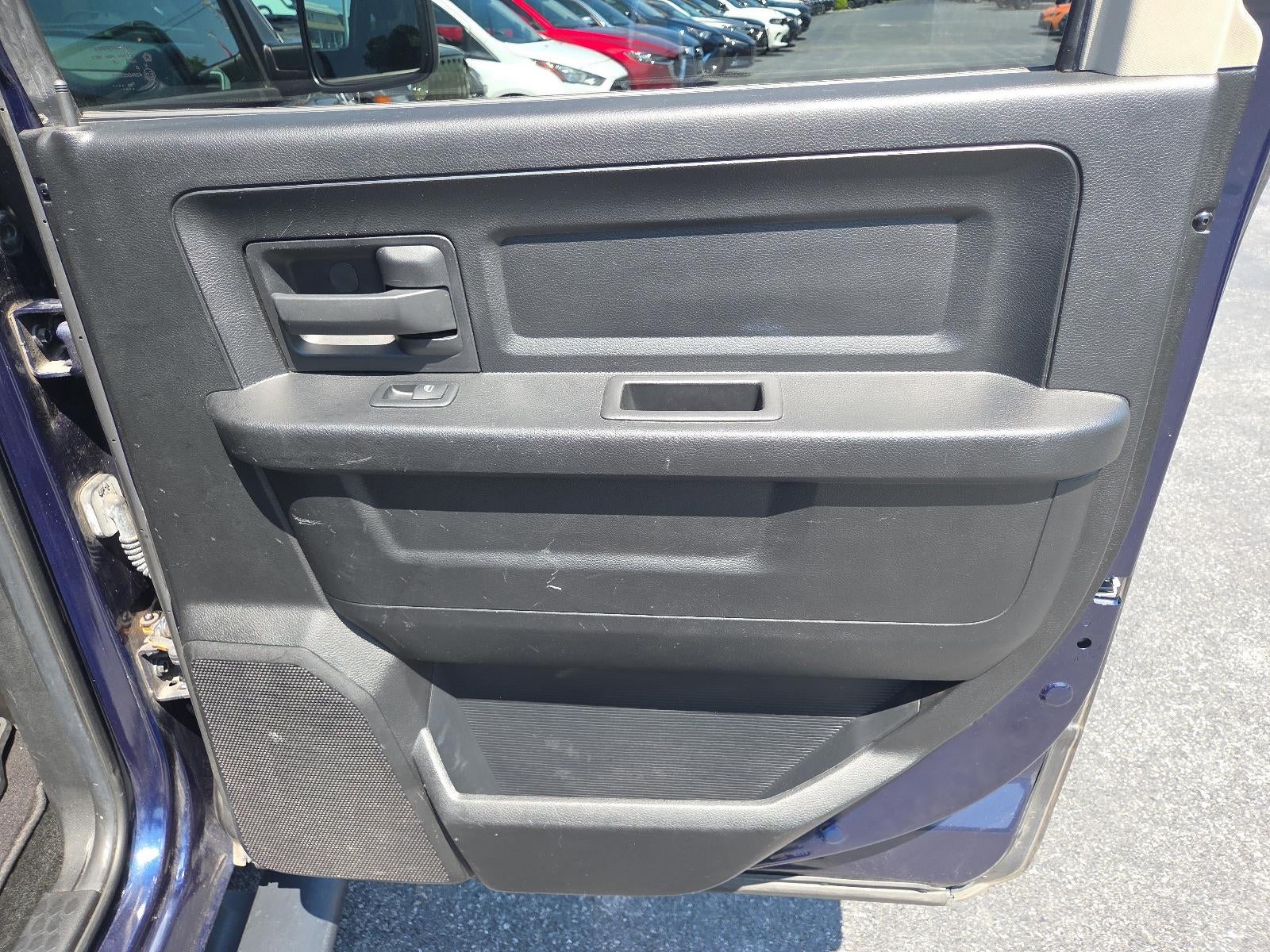 2014 RAM 1500 4WD Crew Cab 5.7 Ft Box Express