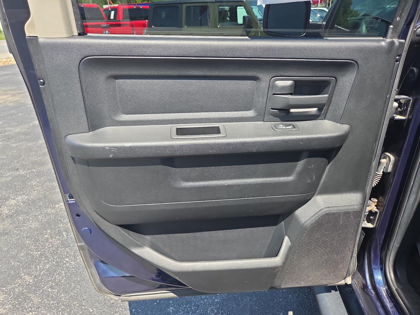 2014 RAM 1500 4WD Crew Cab 5.7 Ft Box Express
