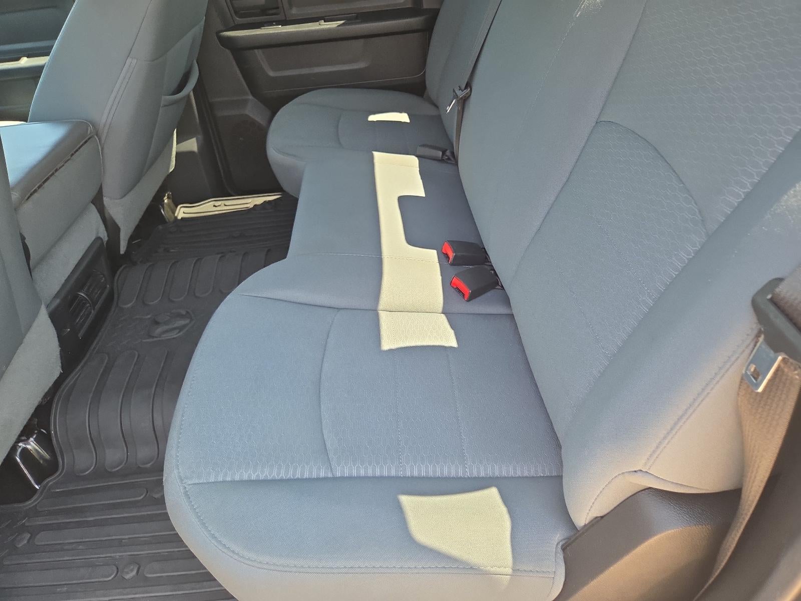 2014 RAM 1500 4WD Crew Cab 5.7 Ft Box Express