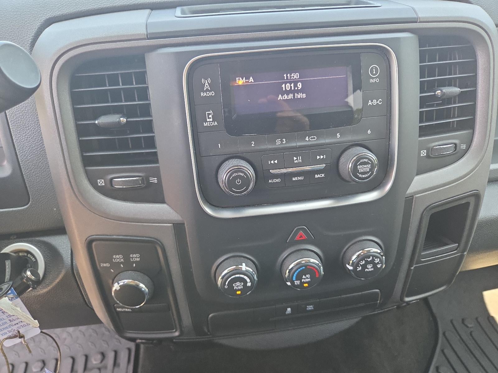 2014 RAM 1500 4WD Crew Cab 5.7 Ft Box Express