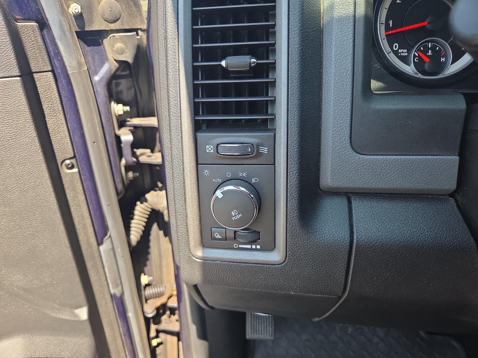 2014 RAM 1500 4WD Crew Cab 5.7 Ft Box Express