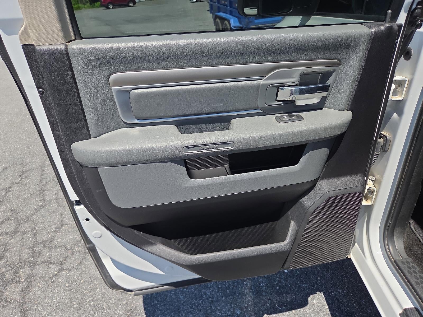2016 RAM 1500 4WD Crew Cab 5.7 Ft Box Big Horn