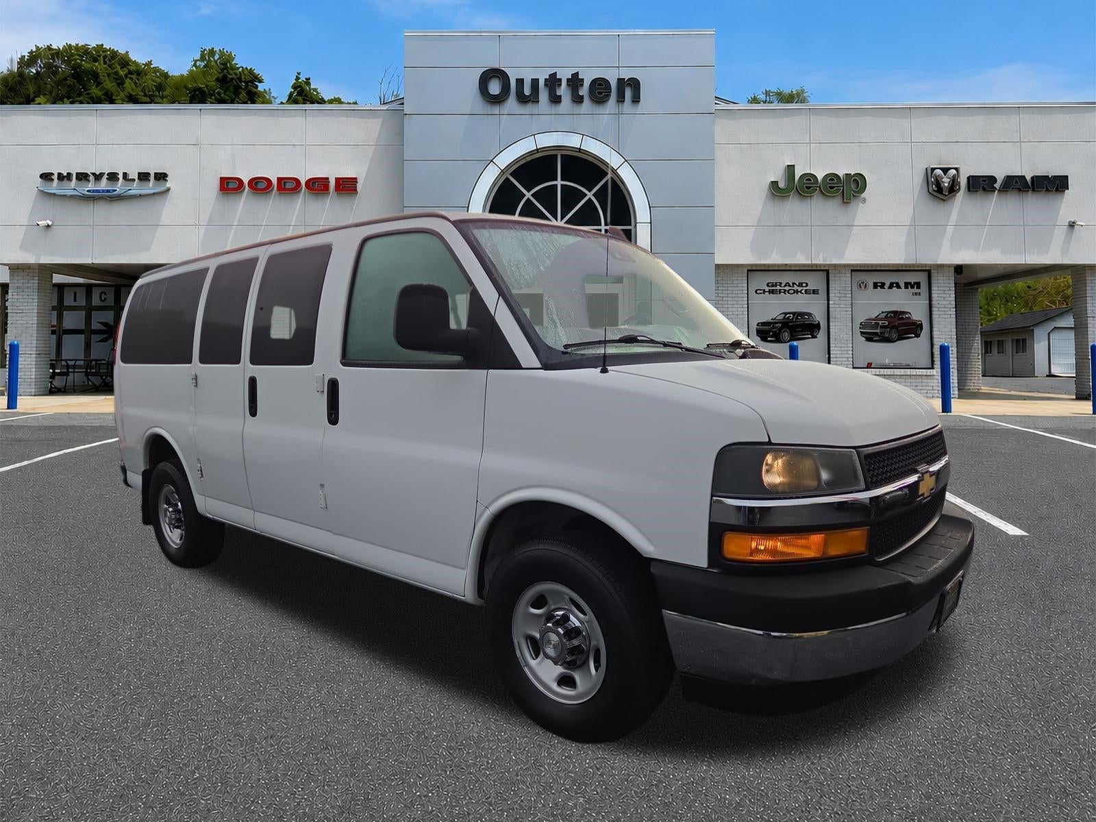 2020 Chevrolet Express Passenger 3500 Regular Wheelbase Rear-Wheel Drive 1LT