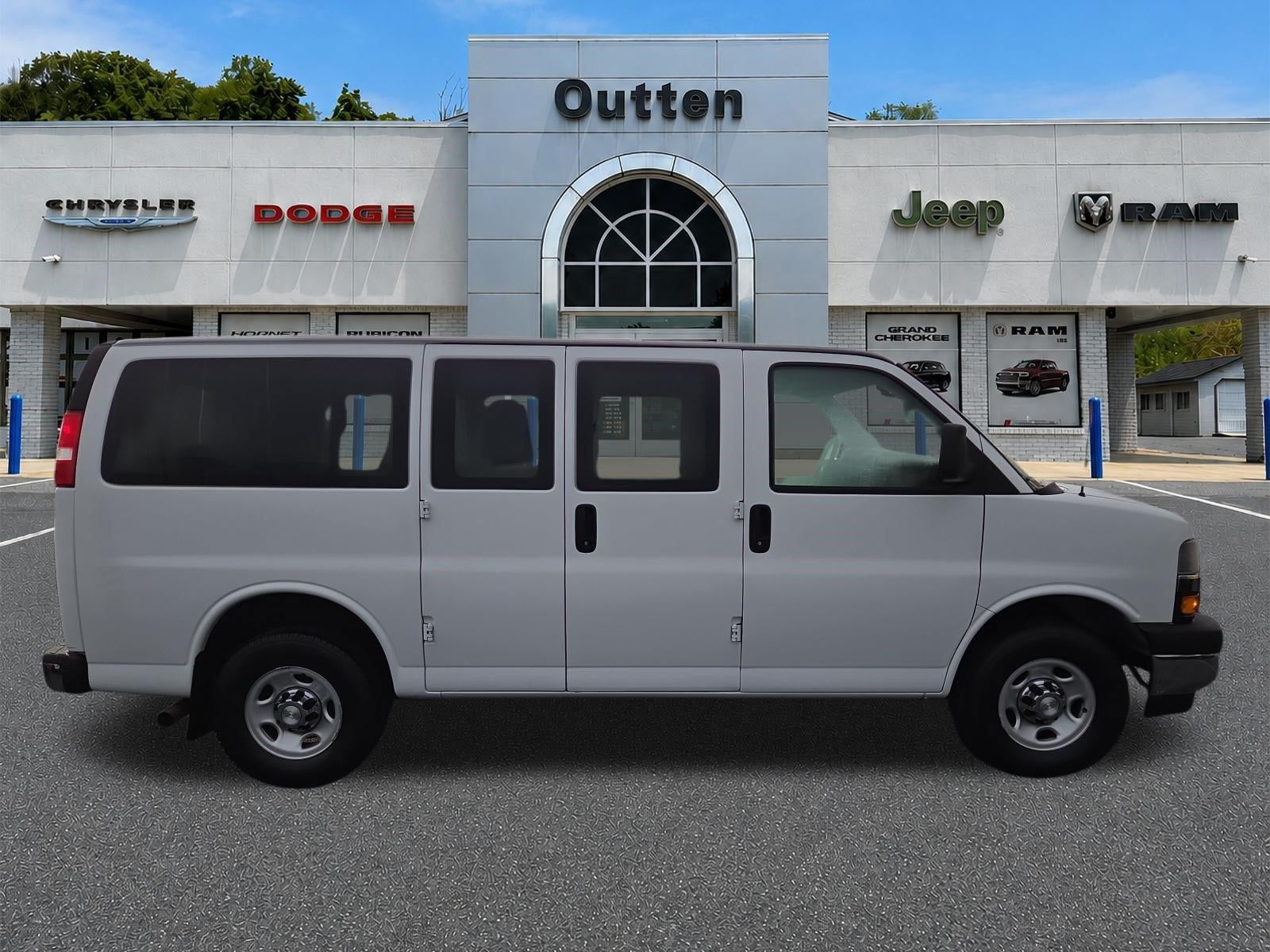 2020 Chevrolet Express Passenger 3500 Regular Wheelbase Rear-Wheel Drive 1LT