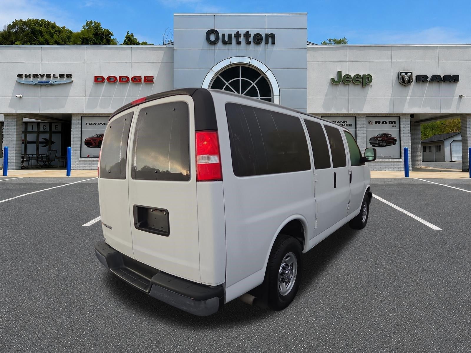 2020 Chevrolet Express Passenger 3500 Regular Wheelbase Rear-Wheel Drive 1LT