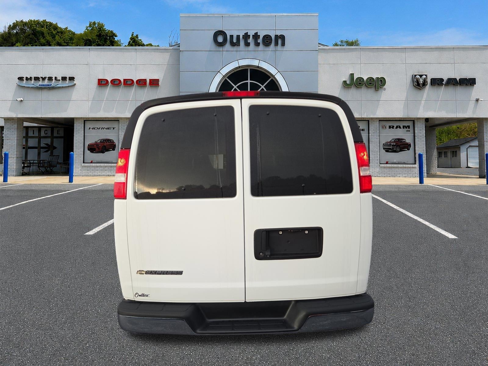 2020 Chevrolet Express Passenger 3500 Regular Wheelbase Rear-Wheel Drive 1LT