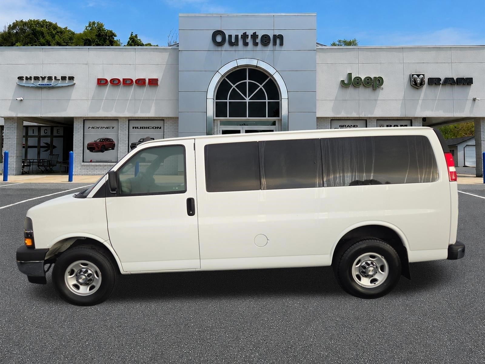 2020 Chevrolet Express Passenger 3500 Regular Wheelbase Rear-Wheel Drive 1LT