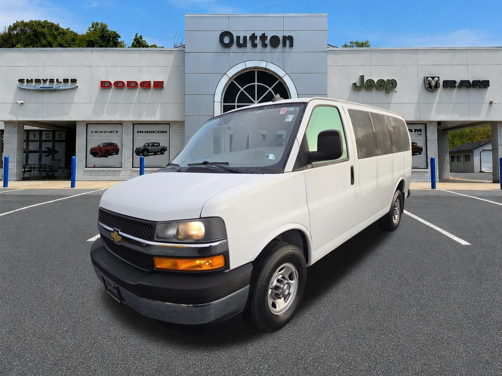 2020 Chevrolet Express Passenger 3500 Regular Wheelbase Rear-Wheel Drive 1LT
