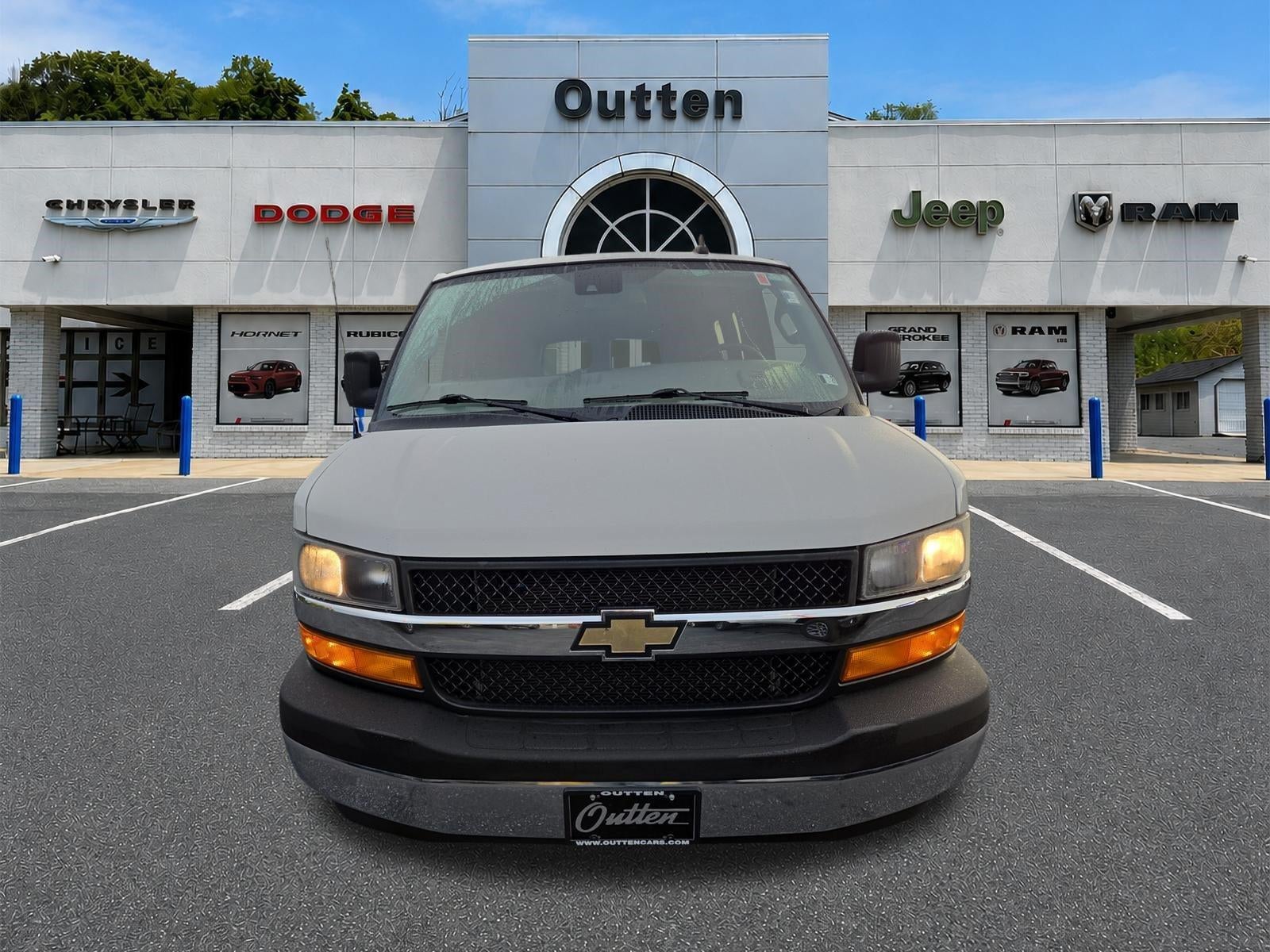 2020 Chevrolet Express Passenger 3500 Regular Wheelbase Rear-Wheel Drive 1LT