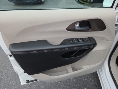 2022 Chrysler Voyager LX FWD