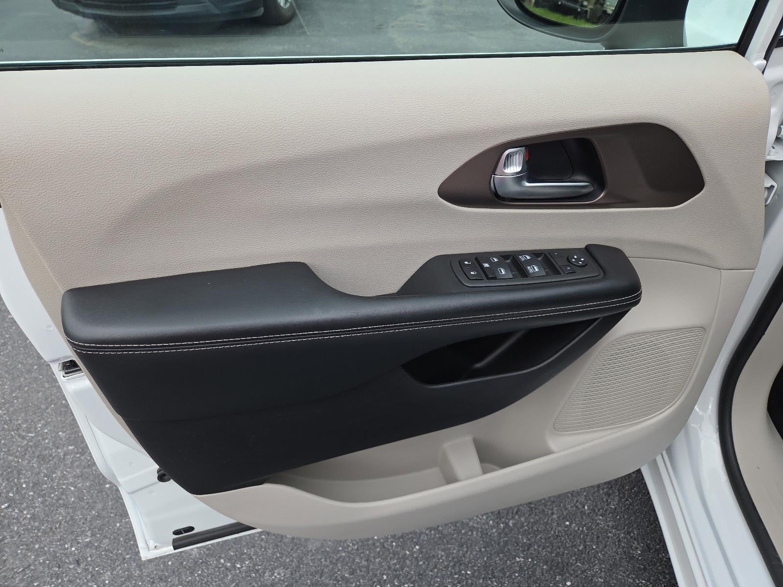 2022 Chrysler Voyager LX FWD