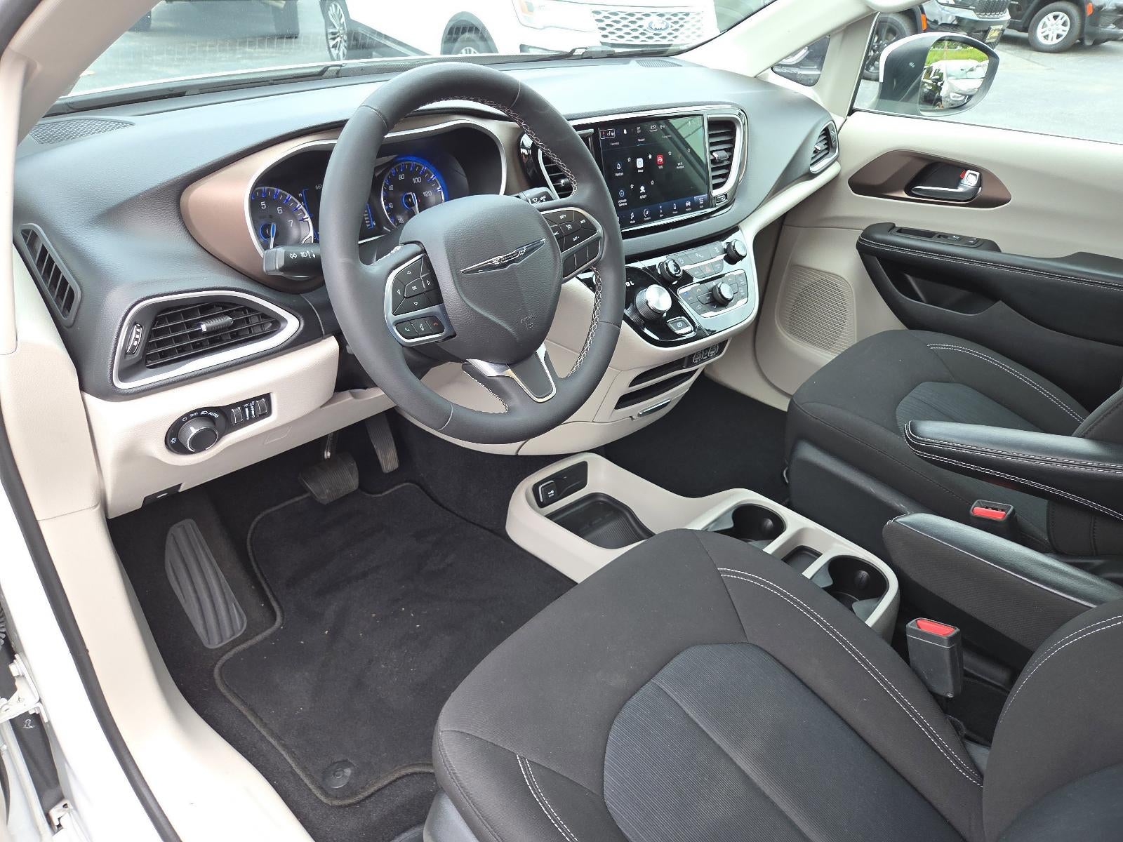 2022 Chrysler Voyager LX FWD