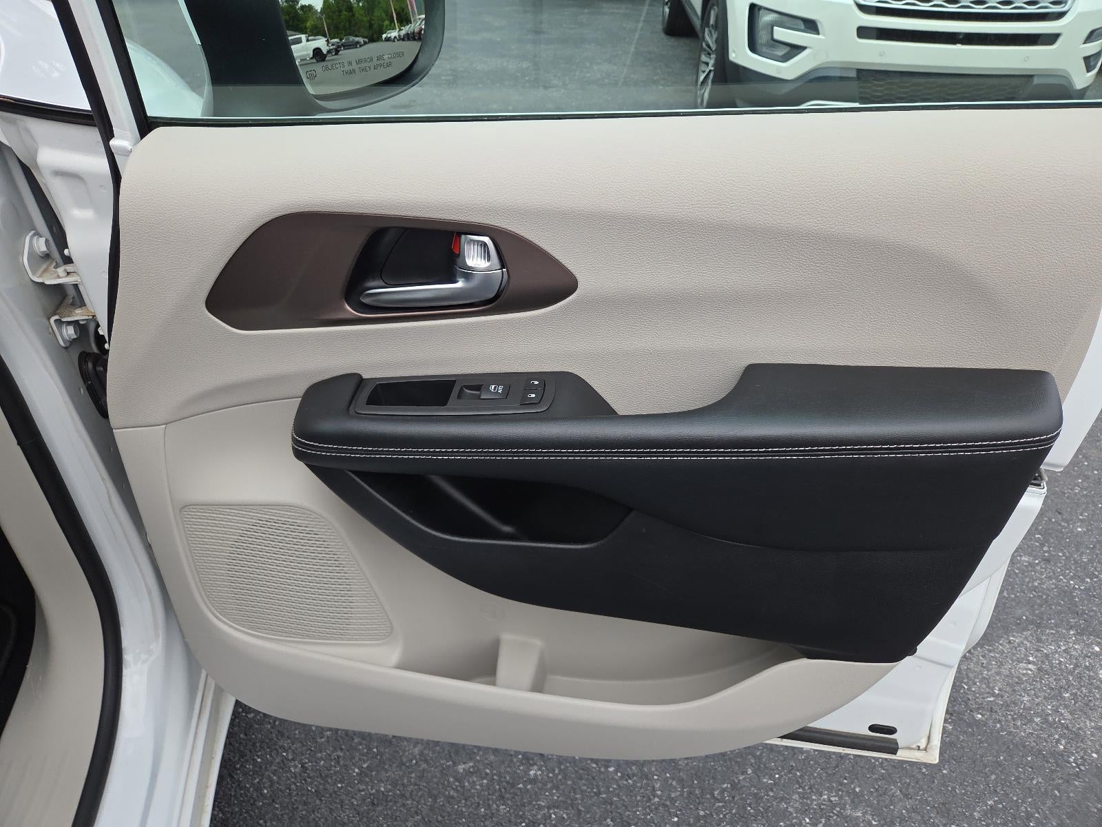 2022 Chrysler Voyager LX FWD