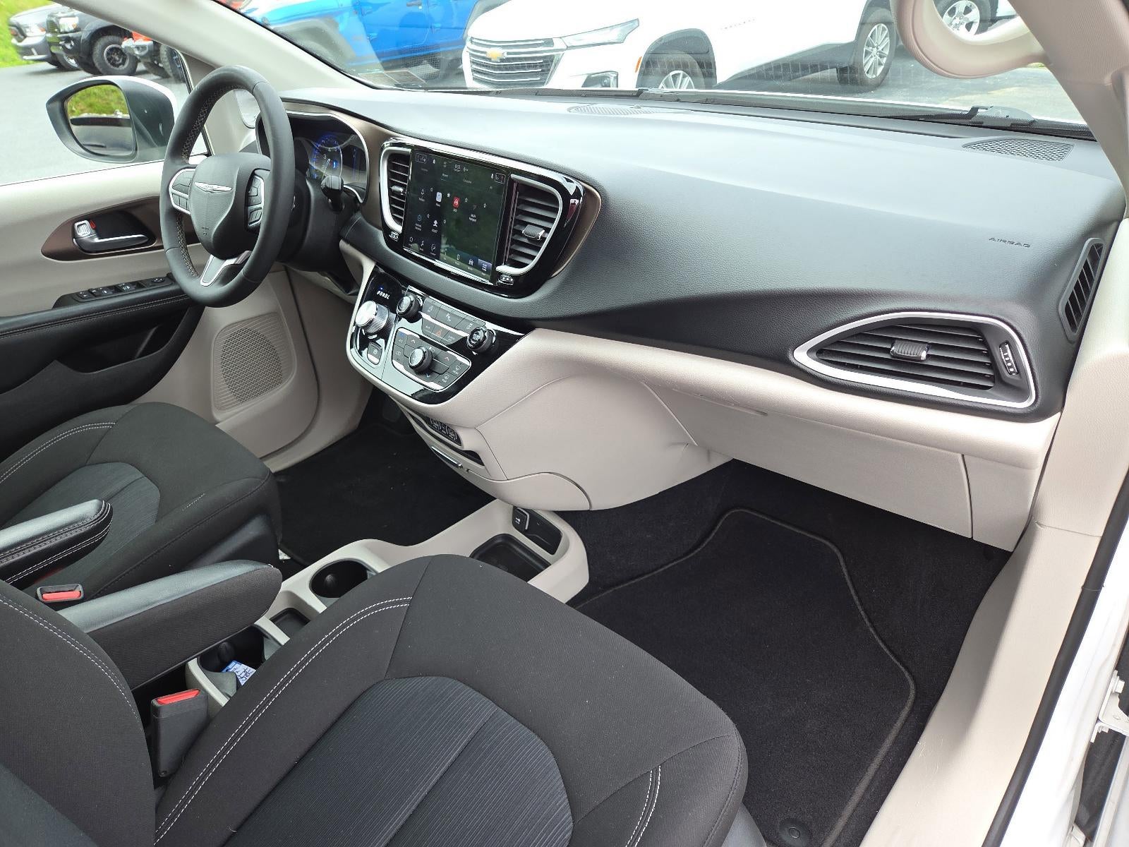 2022 Chrysler Voyager LX FWD