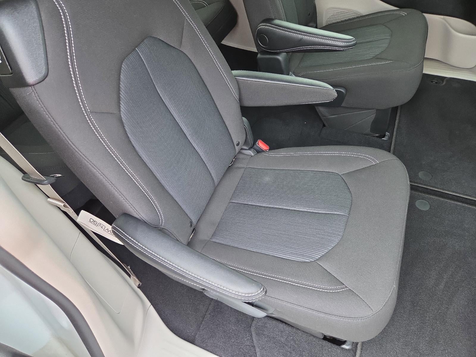 2022 Chrysler Voyager LX FWD