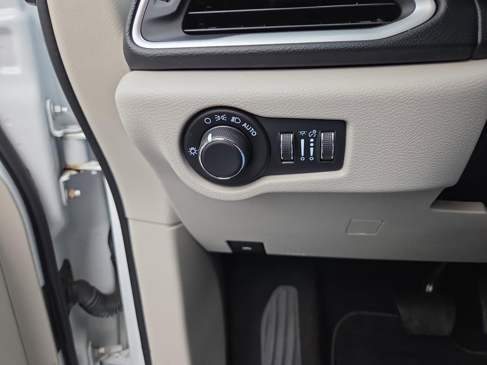 2022 Chrysler Voyager LX FWD