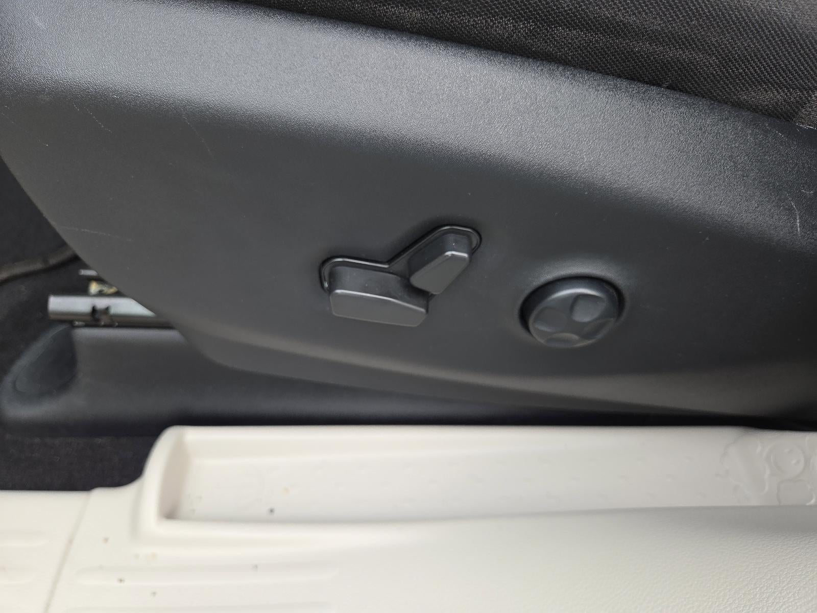 2022 Chrysler Voyager LX FWD